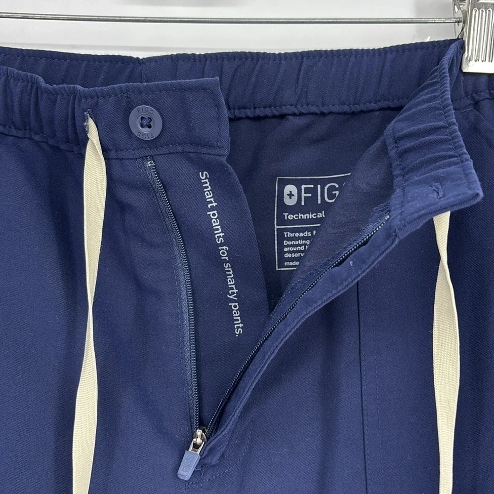 Figs Cairo Cargo Scrub Pants Men’s Size Large Short in Navy Blue - EUC!